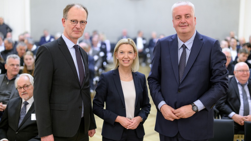 Bundesbanker Burkhard Balz, Vorsitzenden Mirja Viertelhaus-Koschig und Geschäftsführer Dirk Heitkötter bei einer Veranstaltung..