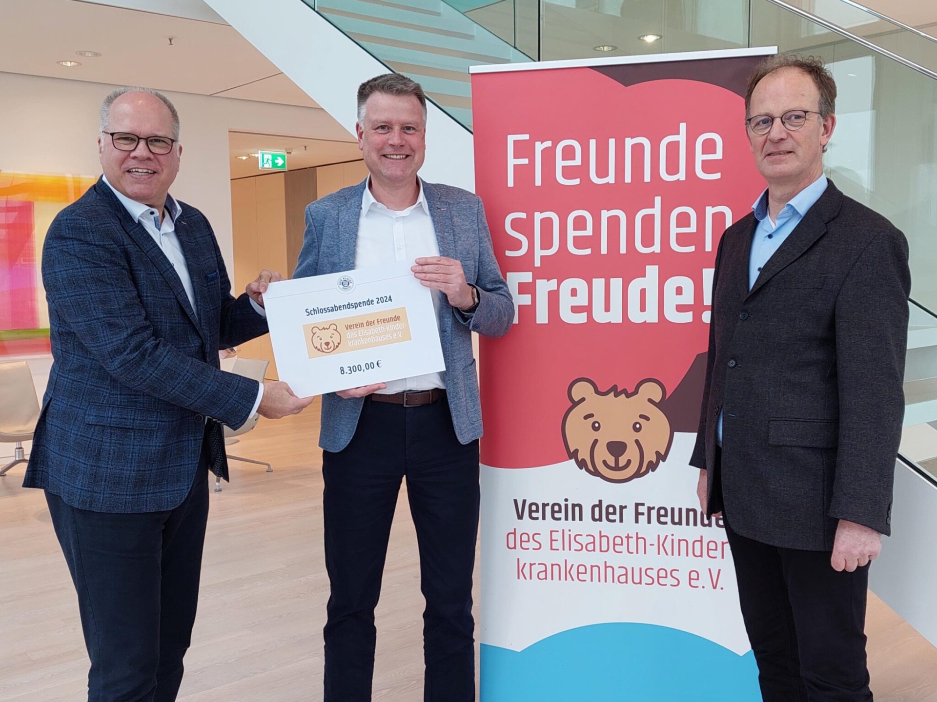 Michael Thanheiser, Vorstandsmitglied des KLEINEN KREISES (links), und Geschäftsführer Dirk Heitkötter (rechts) überreichten an den Geschäftsführer des Vereins der Freunde des Elisabeth-Kinderkrankenhauses, Geert Stadtlander (Mitte), die Spende. Bild: KLEINER KREIS