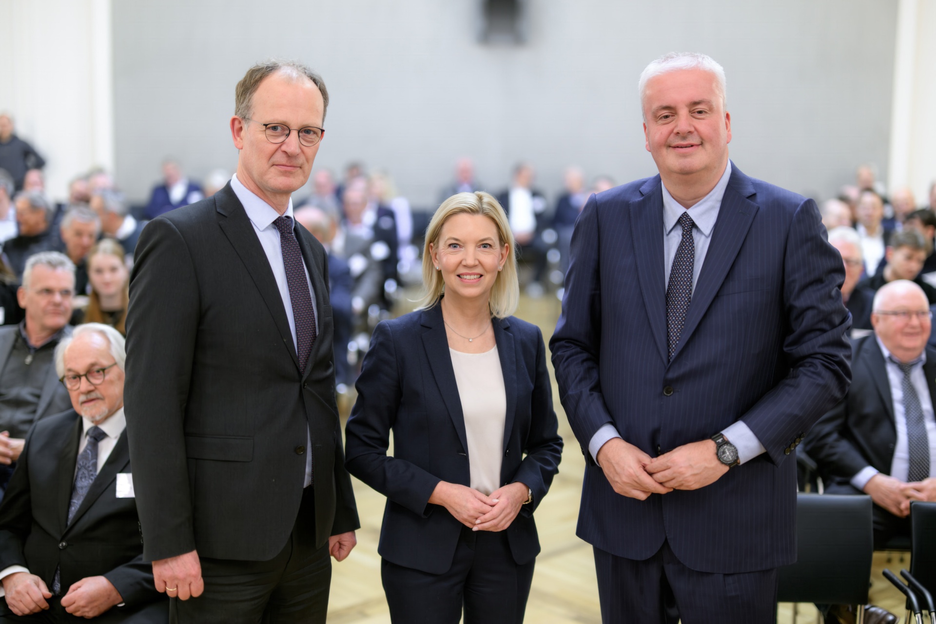 Bundesbanker Burkhard Balz (rechts) referierte in Oldenburg beim KLEINEN KREIS. Er wurde begrüßt von der Vorsitzenden Mirja Viertelhaus-Koschig und Geschäftsführer Dirk Heitkötter. Bild: KLEINER KREIS/Izabela Mittwollen